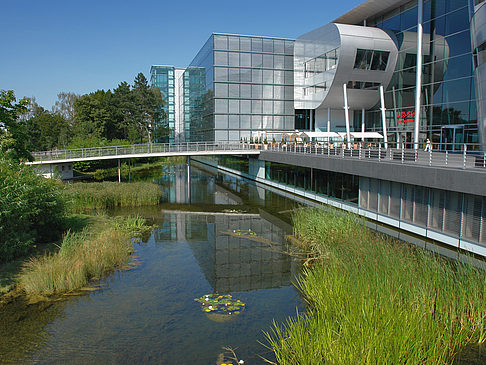 Fotos Gläserne Manufaktur mit Teich | Dresden