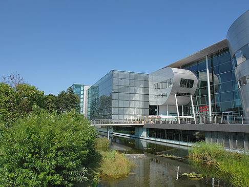 Gläserne Manufaktur mit Teich