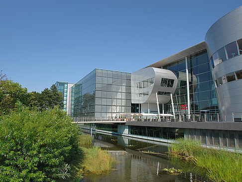 Gläserne Manufaktur mit Teich Foto 