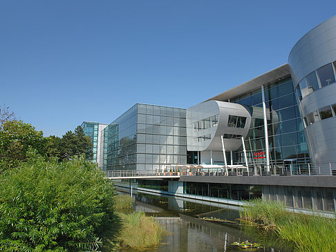 Fotos Gläserne Manufaktur mit Teich | Dresden