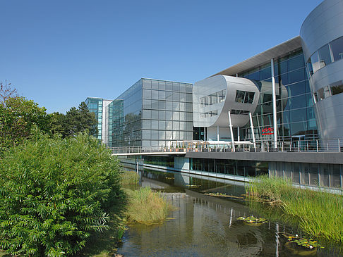 Gläserne Manufaktur mit Teich Foto 