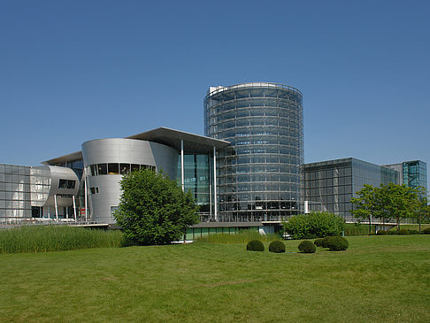 Gläserne Manufaktur mit Wiese Fotos