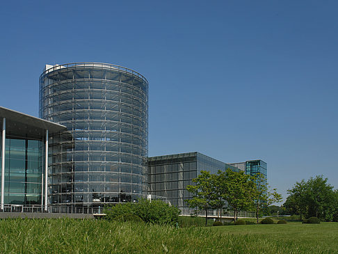 Foto Gläserne Manufaktur mit Wiese - Dresden
