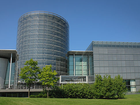 Gläserne Manufaktur mit Wiese