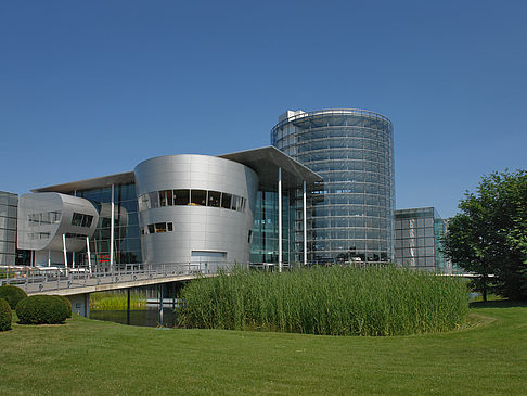Foto Gläserne Manufaktur mit Wiese