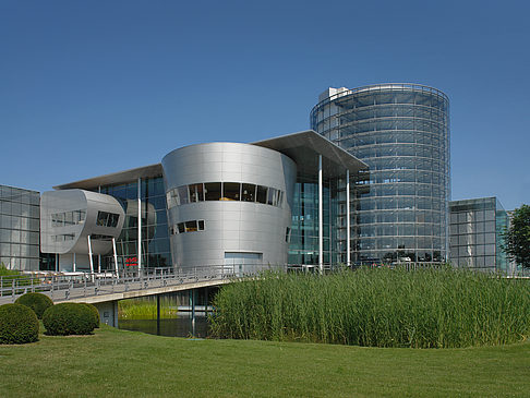 Gläserne Manufaktur mit Wiese Foto 