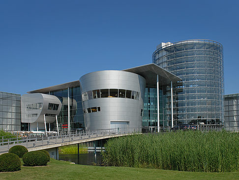 Foto Gläserne Manufaktur mit Wiese - Dresden