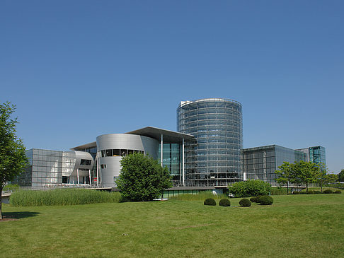 Gläserne Manufaktur mit Wiese - Sachsen (Dresden)