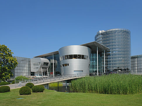 Fotos Gläserne Manufaktur mit Wiese