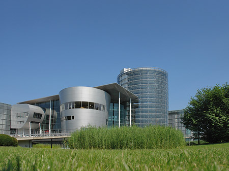 Gläserne Manufaktur mit Wiese