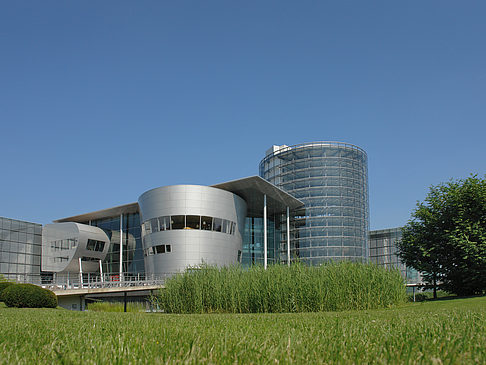 Gläserne Manufaktur mit Wiese