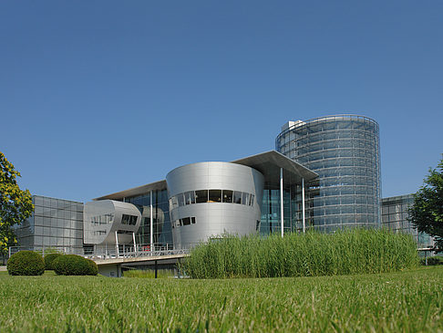 Fotos Gläserne Manufaktur mit Wiese