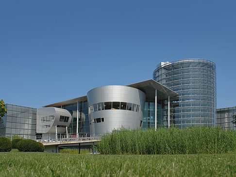 Gläserne Manufaktur mit Wiese Foto 