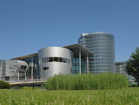 Gläserne Manufaktur mit Wiese Fotos