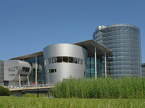Gläserne Manufaktur mit Wiese Fotos