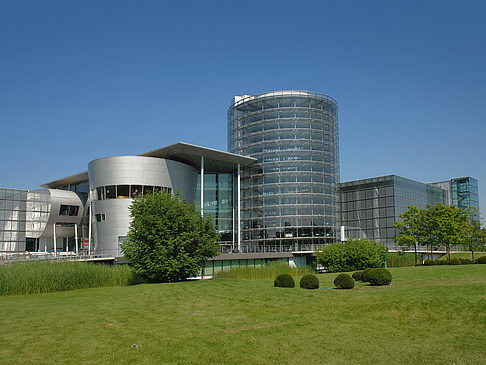Gläserne Manufaktur mit Wiese - Sachsen (Dresden)