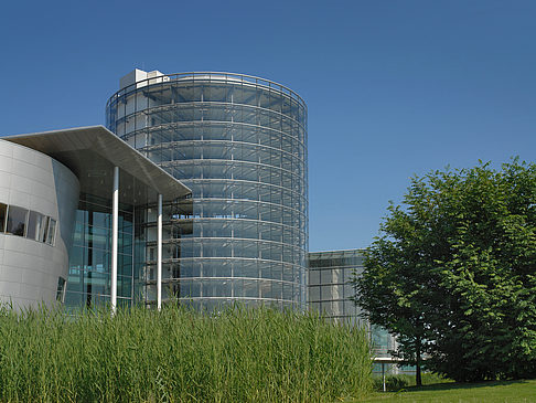 Foto Gläserne Manufaktur mit Wiese