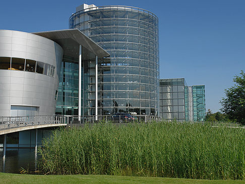 Gläserne Manufaktur mit Wiese