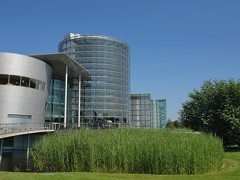 Fotos Gläserne Manufaktur mit Wiese | Dresden