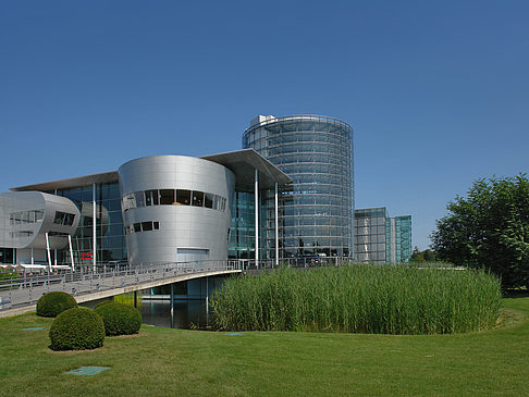 Fotos Gläserne Manufaktur mit Wiese