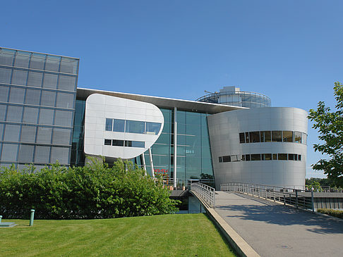 Fotos Gläserne Manufaktur mit Wiese | Dresden