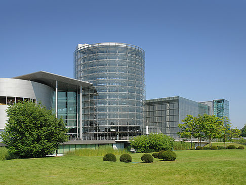 Gläserne Manufaktur mit Wiese Foto 