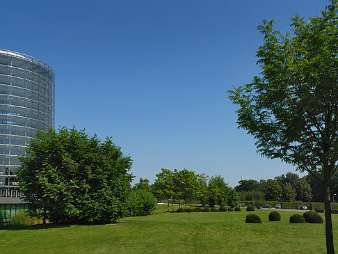 Foto Gläserne Manufaktur mit Wiese