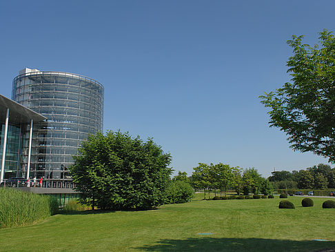 Fotos Gläserne Manufaktur mit Wiese | Dresden