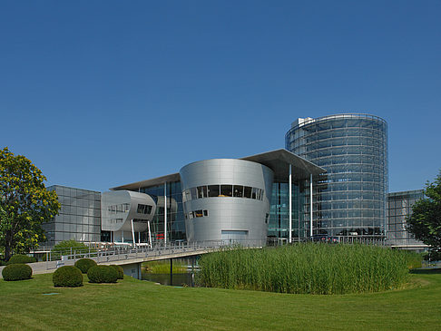 Gläserne Manufaktur mit Wiese