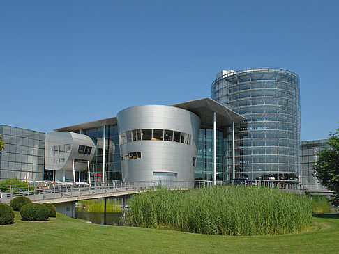 Foto Gläserne Manufaktur mit Wiese - Dresden