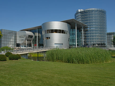 Fotos Gläserne Manufaktur mit Wiese
