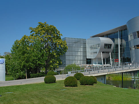Gläserne Manufaktur mit Wiese