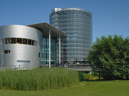 Gläserne Manufaktur mit Wiese Fotos