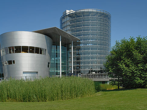 Gläserne Manufaktur mit Wiese