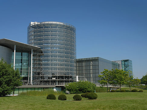 Foto Gläserne Manufaktur mit Wiese