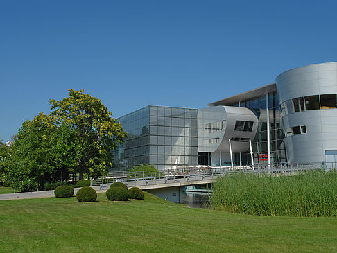 Gläserne Manufaktur mit Wiese Fotos