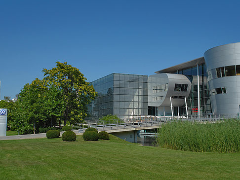 Gläserne Manufaktur mit Wiese