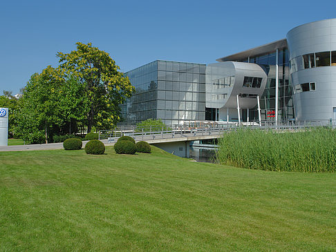 Foto Gläserne Manufaktur mit Wiese - Dresden
