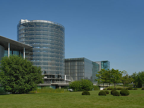 Gläserne Manufaktur mit Wiese