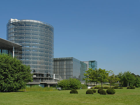 Gläserne Manufaktur mit Wiese Foto 