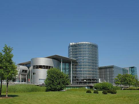 Foto Gläserne Manufaktur mit Wiese - Dresden