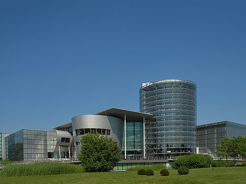 Gläserne Manufaktur mit Wiese Foto 