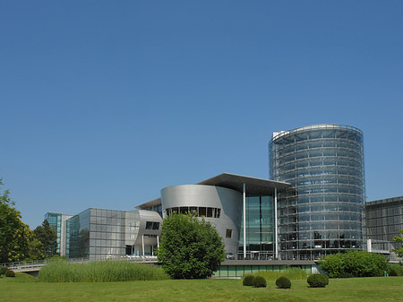 Foto Gläserne Manufaktur mit Wiese