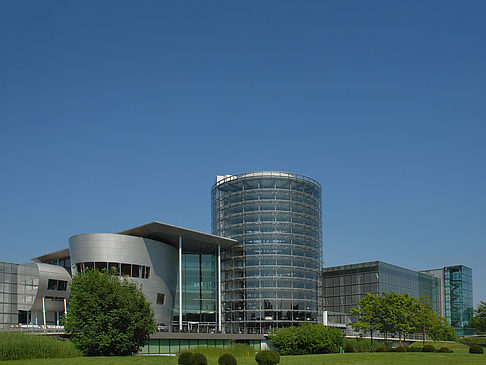 Gläserne Manufaktur mit Wiese Foto 