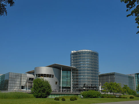 Gläserne Manufaktur mit Wiese Fotos