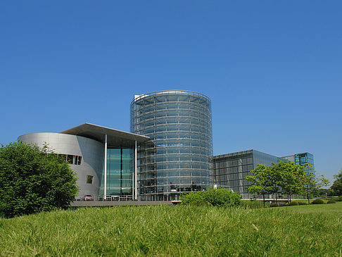 Gläserne Manufaktur mit Wiese Foto 