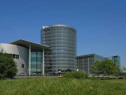 Foto Gläserne Manufaktur mit Wiese - Dresden