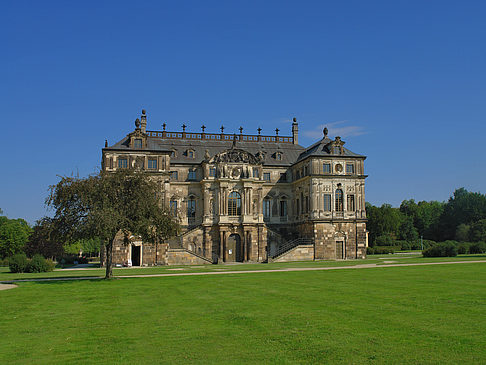 Palais mit Wiese Fotos