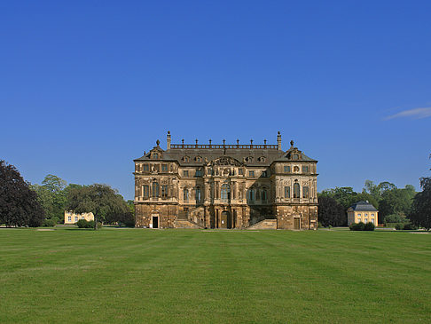 Fotos Palais mit Wiese