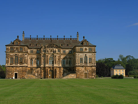 Palais mit Wiese